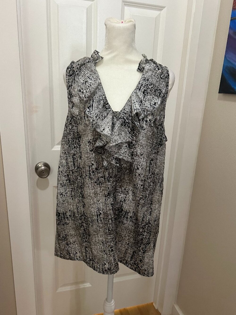 Mossimo Sleeveless Ruffle Neck Blouse - L